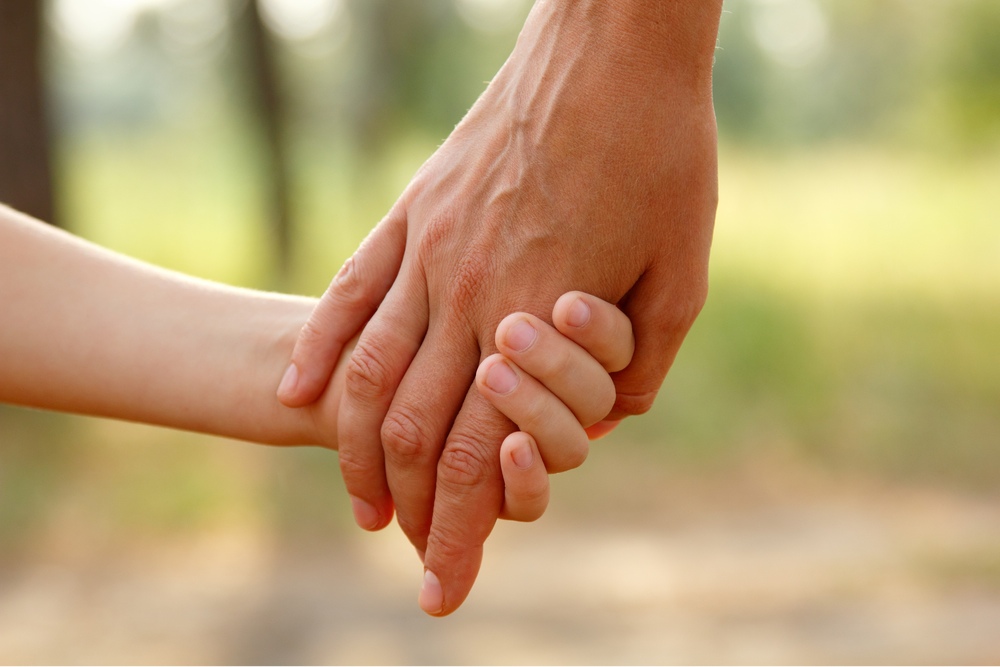 Os critérios para a concessão da guarda de uma criança com família multiparental é analisado levando em consideração o bem-estar do menor.
