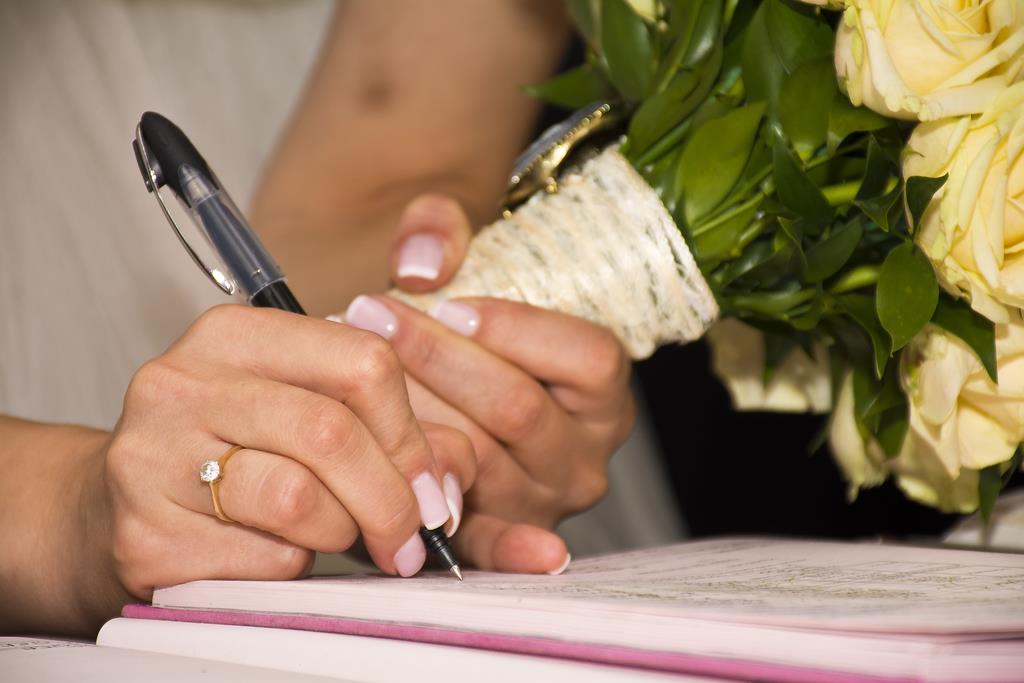 para que o certificado de habilitação para casamento seja emitido e os noivos consigam se casar, é necessário apresentar alguns documentos para validar a união