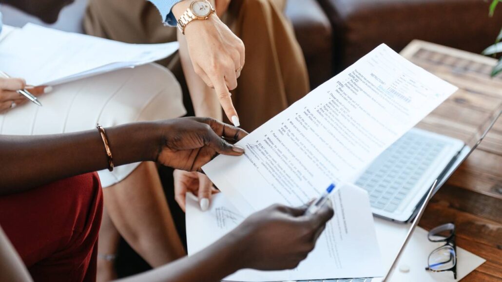 Cliente e advogada separando documentos para divórcio extra judicial.