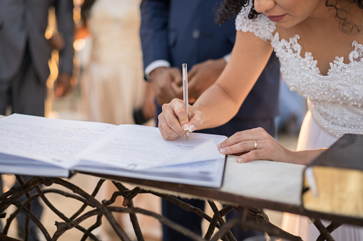 Como tirar a 2° via da certidão de casamento?